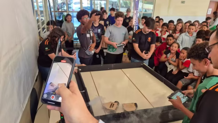 Projeto de robótica busca transformar aprendizado de alunos da rede pública desde cedo em Pompeia (SP) — Foto: Divulgação