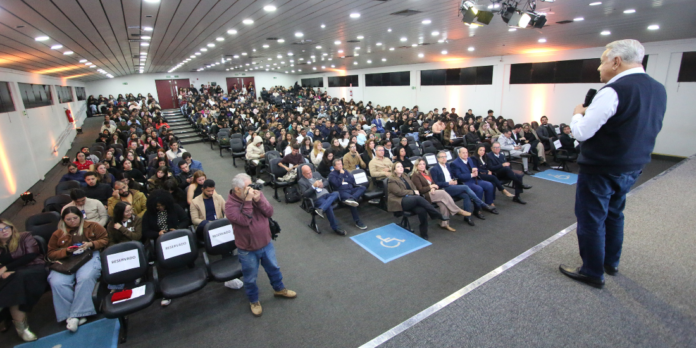 A 33ª Semana Jurídica da Unimar chega ao fim nesta sexta-feira (15) com a palestra do deputado federal Guilherme Derrite sobre combate ao crime organizado. O evento, que contou com nomes como o ex-ministro Roberto Rodrigues, discutiu agronegócio, Lei Maria da Penha e o futuro do Direito no Brasil.