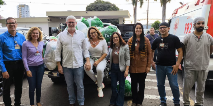 A Santa Casa de Marília recebeu a doação de 360 cobertores do casal Milton Tédde Filho e Márcia Tédde. O reforço no estoque de hotelaria chega junto com as baixas temperaturas e beneficiará pacientes do SUS em diversas alas do hospital. Confira os detalhes.