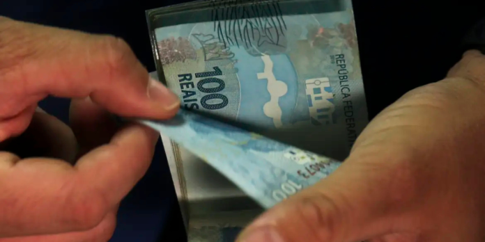 O Ministério do Trabalho libera hoje (15) o 4º lote do abono salarial para nascidos em maio e junho. São R$ 5,7 bilhões em benefícios que variam de R$ 136 a R$ 1.621. Confira as regras de quem pode receber e como realizar o saque na Caixa ou no Banco do Brasil.