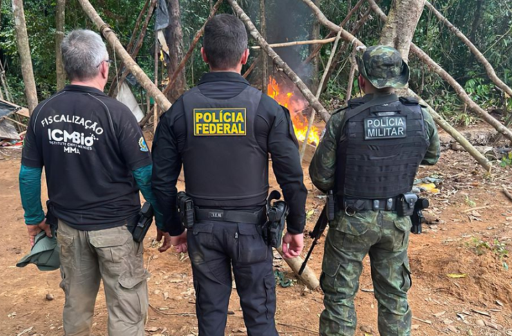 A Polícia Federal, em conjunto com o Ibama e a Força Nacional, encerrou hoje (15) a Operação Calha Norte. A ação destruiu sete garimpos ilegais na divisa entre Pará e Amapá, inutilizando tratores, escavadeiras e milhares de litros de combustível. Saiba mais sobre a ofensiva na Amazônia.