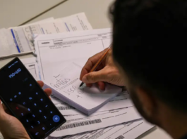 A Caixa Econômica Federal já renegociou R$ 820 milhões através do novo Desenrola Brasil. O banco anunciou que o uso do FGTS para quitar dívidas será liberado em 25 de maio. Confira também os detalhes do balanço trimestral e os investimentos bilionários em segurança digital.