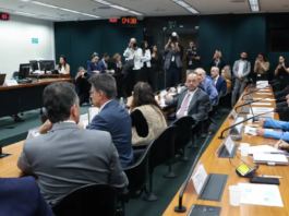 Pedido de vista adia votação da PEC do fim da escala 6X1