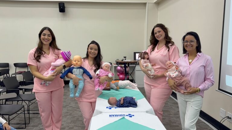 Equipe multiprofissional da Maternidade do HBU reunida durante a ação "Nascer com Amor".