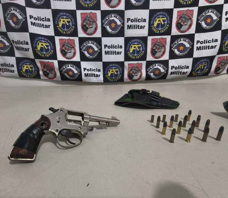 Revólver calibre .22, munições e simulacro de pistola apreendidos pela ROCAM em Marília.