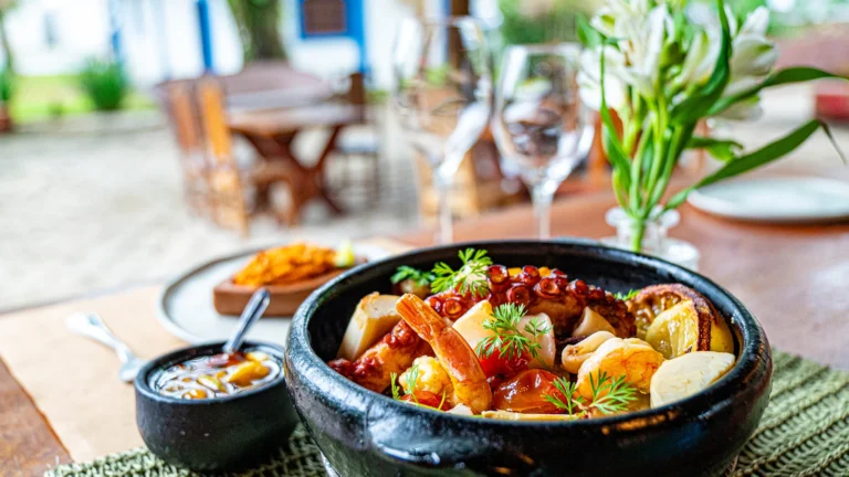 Além de suas belas praias e paisagens naturais, São Sebastião também se destaca por sua excelente gastronomia - Foto Divulgação